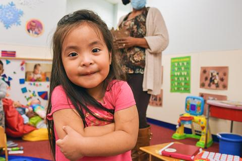 LOCATE Espanol Niña en cuidado infantil de calidad.