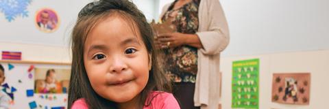 LOCATE Espanol Niña en cuidado infantil de calidad.